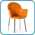 Cadeira Gogo Basic 4 p�s bra�o cromada. Seu design se integra aos mais diversos ambientes como �reas de comunica��o, restaurantes, salas de treinamento, �reas de lazer, copas, lanchonetes e caf�s, entre outros. Por ser injetada em polipropileno, � de f�cil limpeza e manuten��o e extremamente resistente. Dispon�vel tamb�m com estrutura fixa preta, prata ou cromada.
