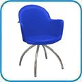 Cadeira Gogo Basic raio com bra�o cromada. Seu design se integra aos mais diversos ambientes como �reas de comunica��o, restaurantes, salas de treinamento, �reas de lazer, copas, lanchonetes e caf�s, entre outros. Por ser injetada em polipropileno, � de f�cil limpeza e manuten��o e extremamente resistente. Dispon�vel tamb�m com estrutura fixa preta, prata ou cromada.