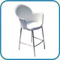 Banqueta Gogo Basic cromada. Seu design se integra aos mais diversos ambientes como �reas de comunica��o, restaurantes, salas de treinamento, �reas de lazer, copas, lanchonetes e caf�s, entre outros. Por ser injetada em polipropileno, � de f�cil limpeza e manuten��o e extremamente resistente. Dispon�vel tamb�m com estrutura fixa preta, prata ou cromada.