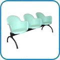 Cadeira Gogo Basic em longarina com bra�o base preta. Seu design se integra aos mais diversos ambientes como �reas de comunica��o, restaurantes, salas de treinamento, �reas de lazer, copas, lanchonetes e caf�s, entre outros. Por ser injetada em polipropileno, � de f�cil limpeza e manuten��o e extremamente resistente. Dispon�vel tamb�m com estrutura fixa preta, prata ou cromada.