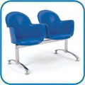Cadeira Gogo Basic em longarina com bra�o cromada. Seu design se integra aos mais diversos ambientes como �reas de comunica��o, restaurantes, salas de treinamento, �reas de lazer, copas, lanchonetes e caf�s, entre outros. Por ser injetada em polipropileno, � de f�cil limpeza e manuten��o e extremamente resistente. Dispon�vel tamb�m com estrutura fixa preta, prata ou cromada.