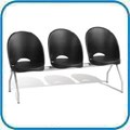 Cadeira Gogo Basic em longarina cromada. Seu design se integra aos mais diversos ambientes como �reas de comunica��o, restaurantes, salas de treinamento, �reas de lazer, copas, lanchonetes e caf�s, entre outros. Por ser injetada em polipropileno, � de f�cil limpeza e manuten��o e extremamente resistente. Dispon�vel tamb�m com estrutura fixa preta, prata ou cromada.
