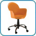 Cadeira Gogo Basic bra�o girat�ria cromada. Seu design se integra aos mais diversos ambientes como �reas de comunica��o, restaurantes, salas de treinamento, �reas de lazer, copas, lanchonetes e caf�s, entre outros. Por ser injetada em polipropileno, � de f�cil limpeza e manuten��o e extremamente resistente. Dispon�vel tamb�m com estrutura fixa preta, prata ou cromada.