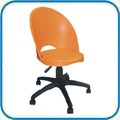 Cadeira Gogo Basic girat�ria. Seu design se integra aos mais diversos ambientes como �reas de comunica��o, restaurantes, salas de treinamento, �reas de lazer, copas, lanchonetes e caf�s, entre outros. Por ser injetada em polipropileno, � de f�cil limpeza e manuten��o e extremamente resistente. Dispon�vel tamb�m com estrutura fixa preta, prata ou cromada.